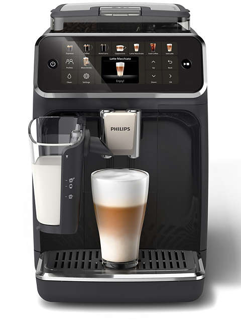 Fekete Philips kávéfőző tejhabosítóval és érintőképernyővel. Egy pohár latte macchiato van előtte.