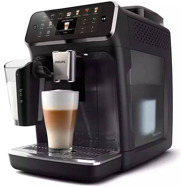 Fekete Philips kávéfőző, latte macchiato öntésével.