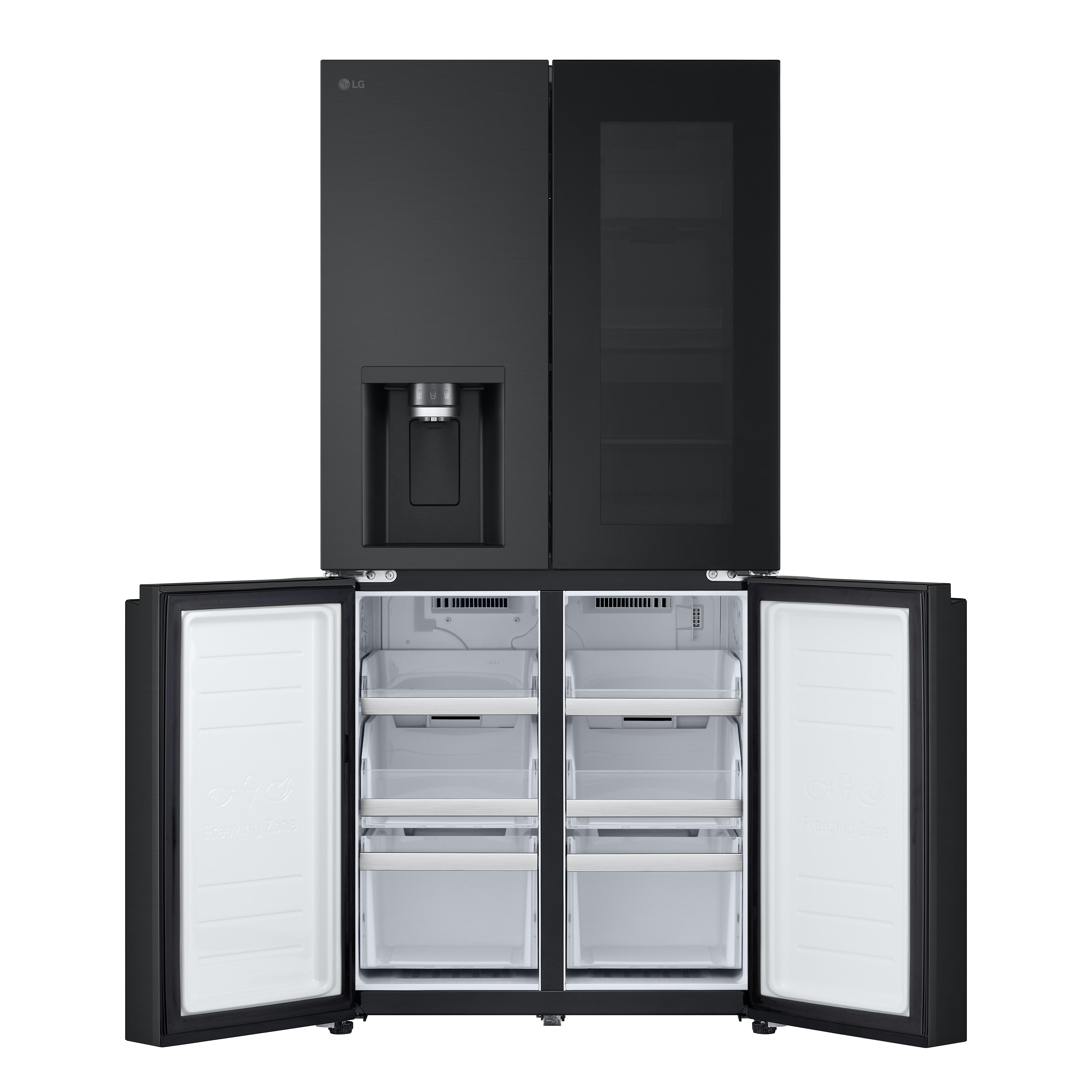 Schwarzer LG-Kühlschrank, offen, Innenregale und Schubladen, weißer Hintergrund.