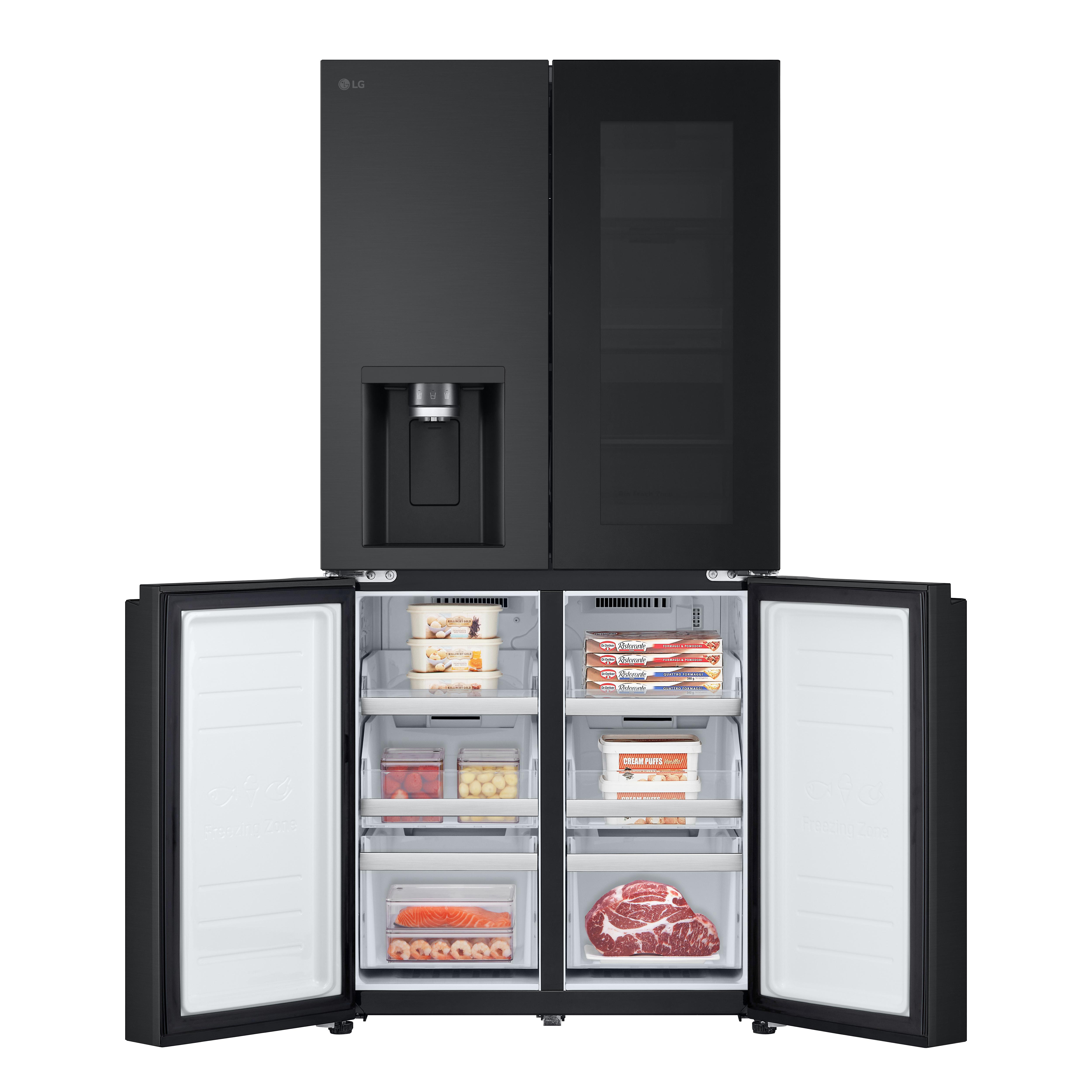 Schwarzer LG-Kühlschrank mit offenen Türen, die Lebensmittel zeigen. Wasserspender an der linken Tür.