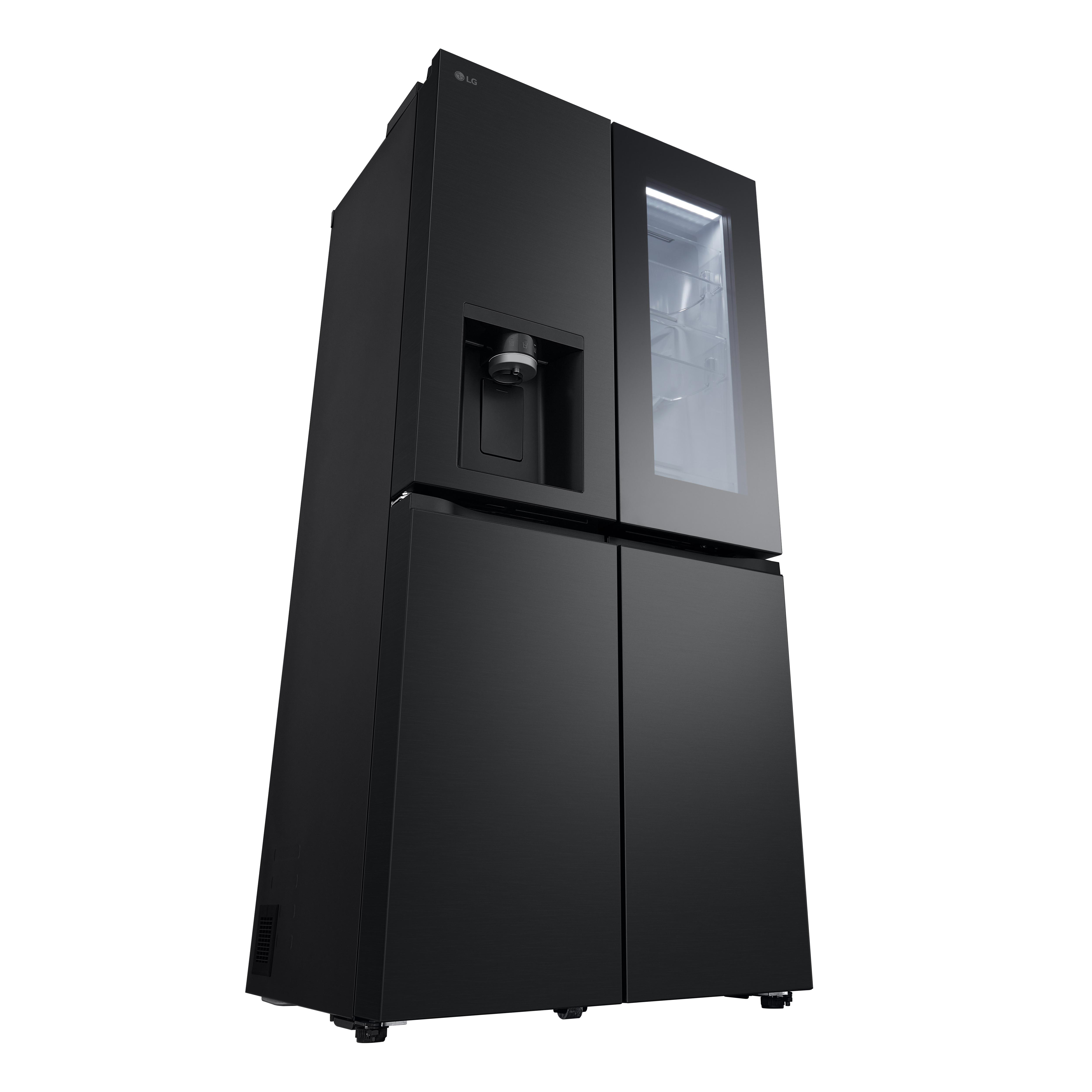 Schwarzer LG-Kühlschrank, Winkelansicht, mit offener Tür. Weißer Hintergrund.