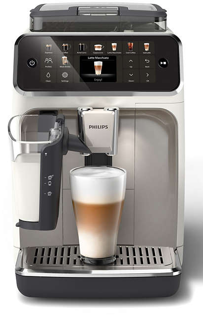 Egy Philips Latte Go kávéfőző egy pohár latte macchiatóval.