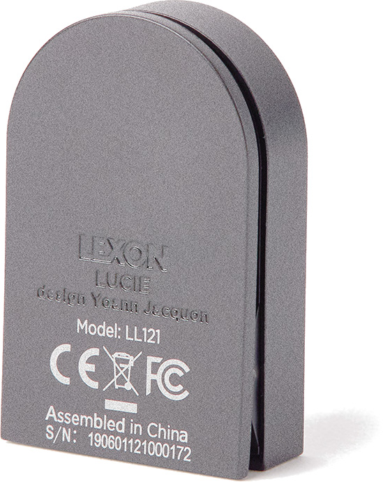 Zbliżenie szarego urządzenia Lexon Lucie. Tekst zawiera markę, model LL121 i szczegóły montażu. Widoczne znaki CE i FC.