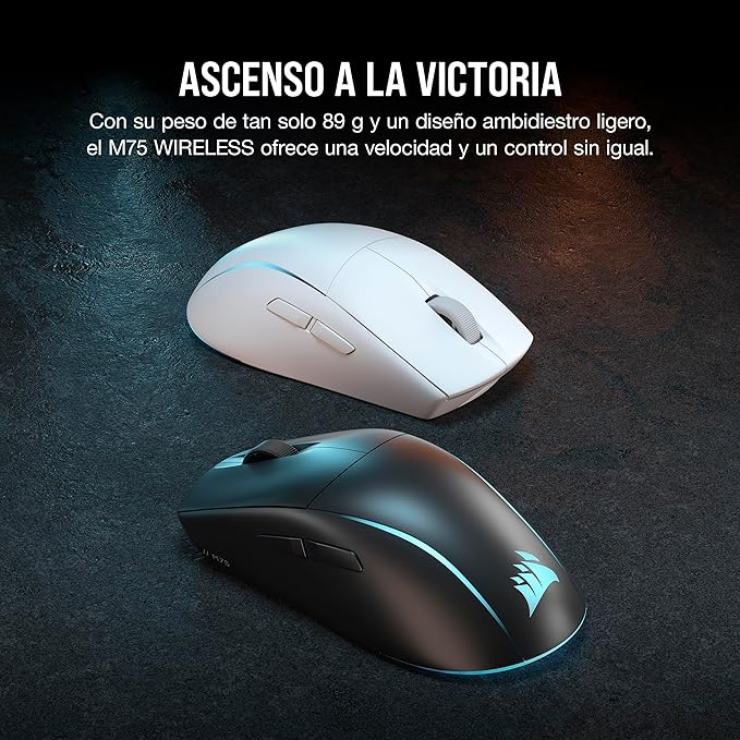 Dos ratones gaming inalámbricos, uno blanco, uno negro, sobre una superficie oscura con texto sobre diseño ligero.