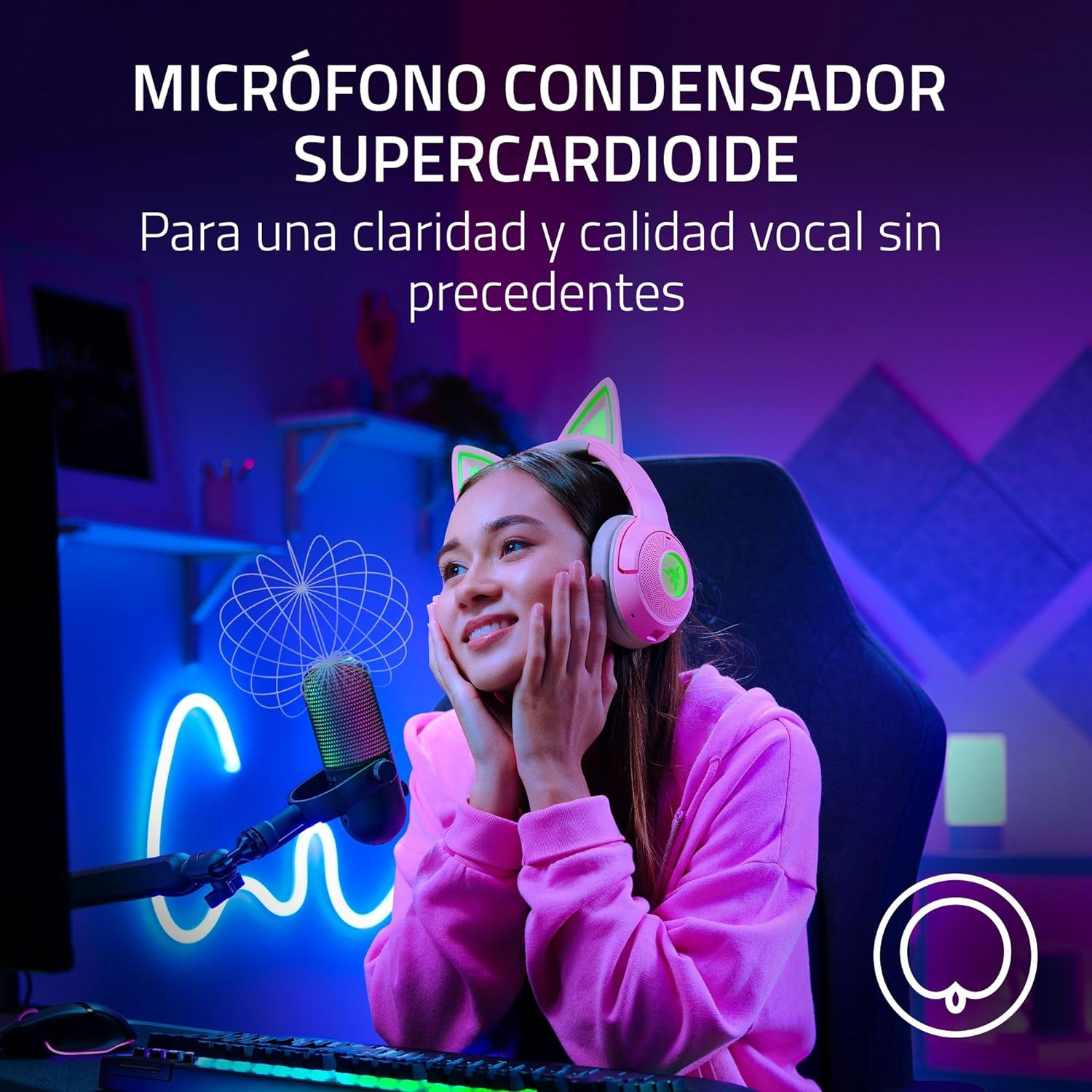 Joven con auriculares rosas con orejas de gato, con un micrófono y luces de neón en el fondo.