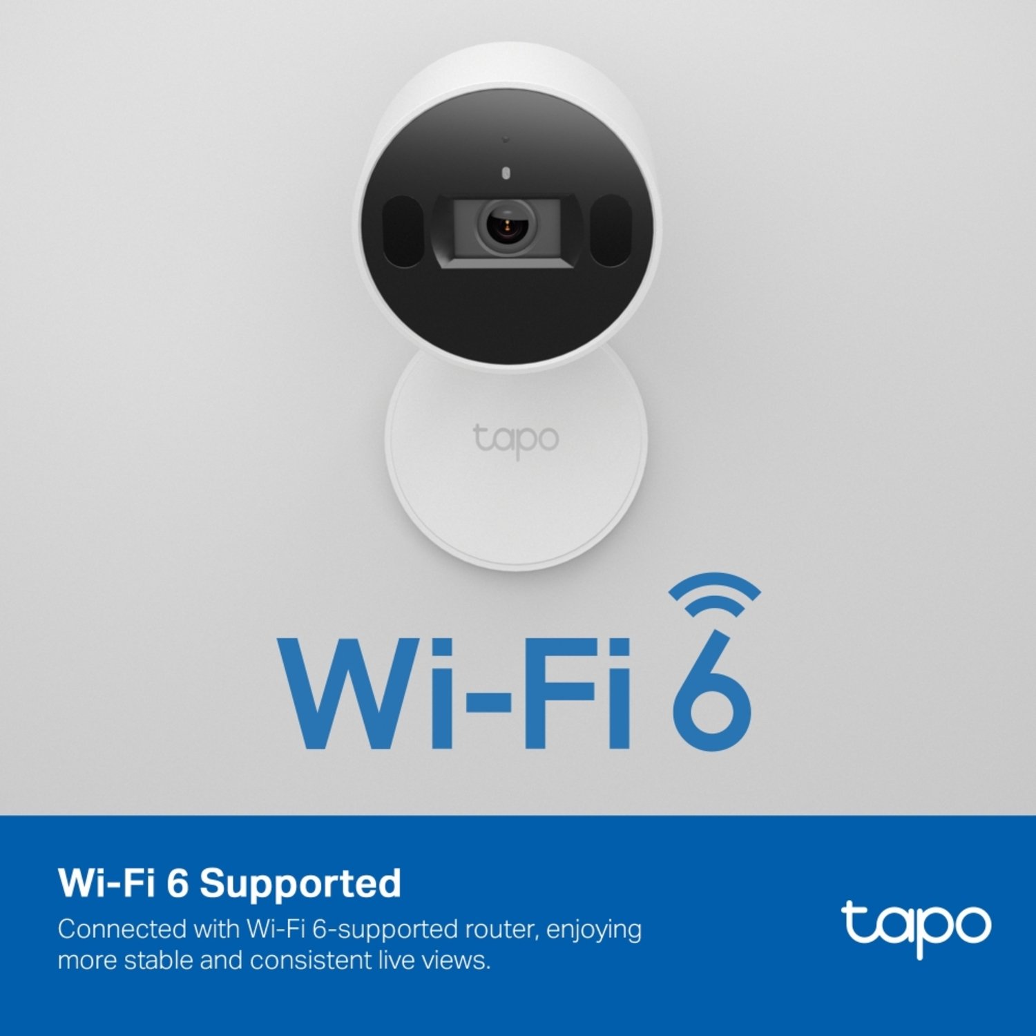 Une caméra de sécurité Tapo Wi-Fi 6 blanche sur une surface blanche avec le logo Wi-Fi 6.