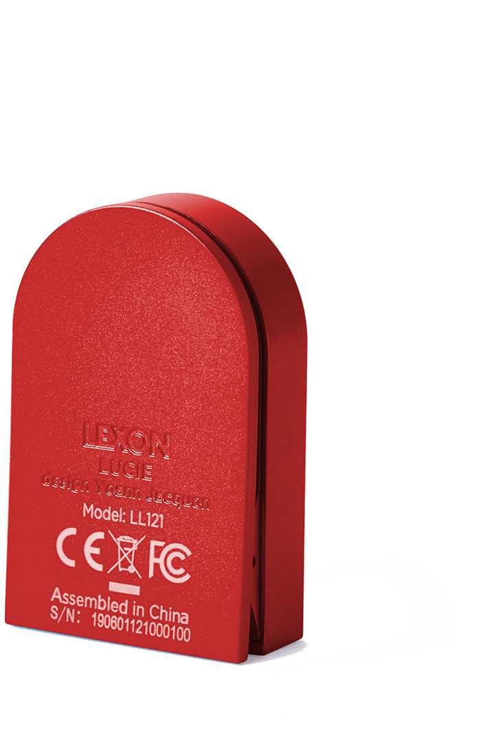 Czerwone urządzenie z zaokrągloną górą z tekstem: LEXON LUCIE, Model: LL121 i inne oznaczenia. Białe tło.