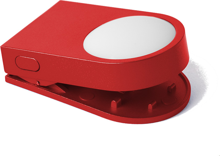 Czerwony obcinacz do papieru z białym owalem pośrodku. Obcinacz jest otwarty, odsłaniając krawędź tnącą. Białe tło.