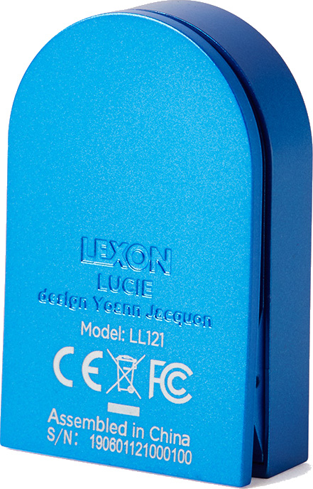 Niebieskie prostokątne urządzenie z zaokrągloną górą. Tekst zawiera "LEXON LUCIE", model i numer seryjny. Widoczne symbole CE i FC.