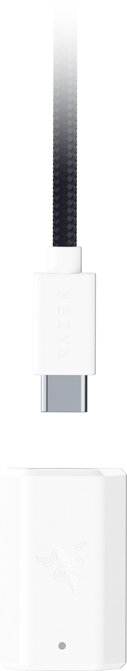 Un adattatore USB-C Razer bianco con un cavo intrecciato nero collegato a un adattatore rettangolare bianco.
