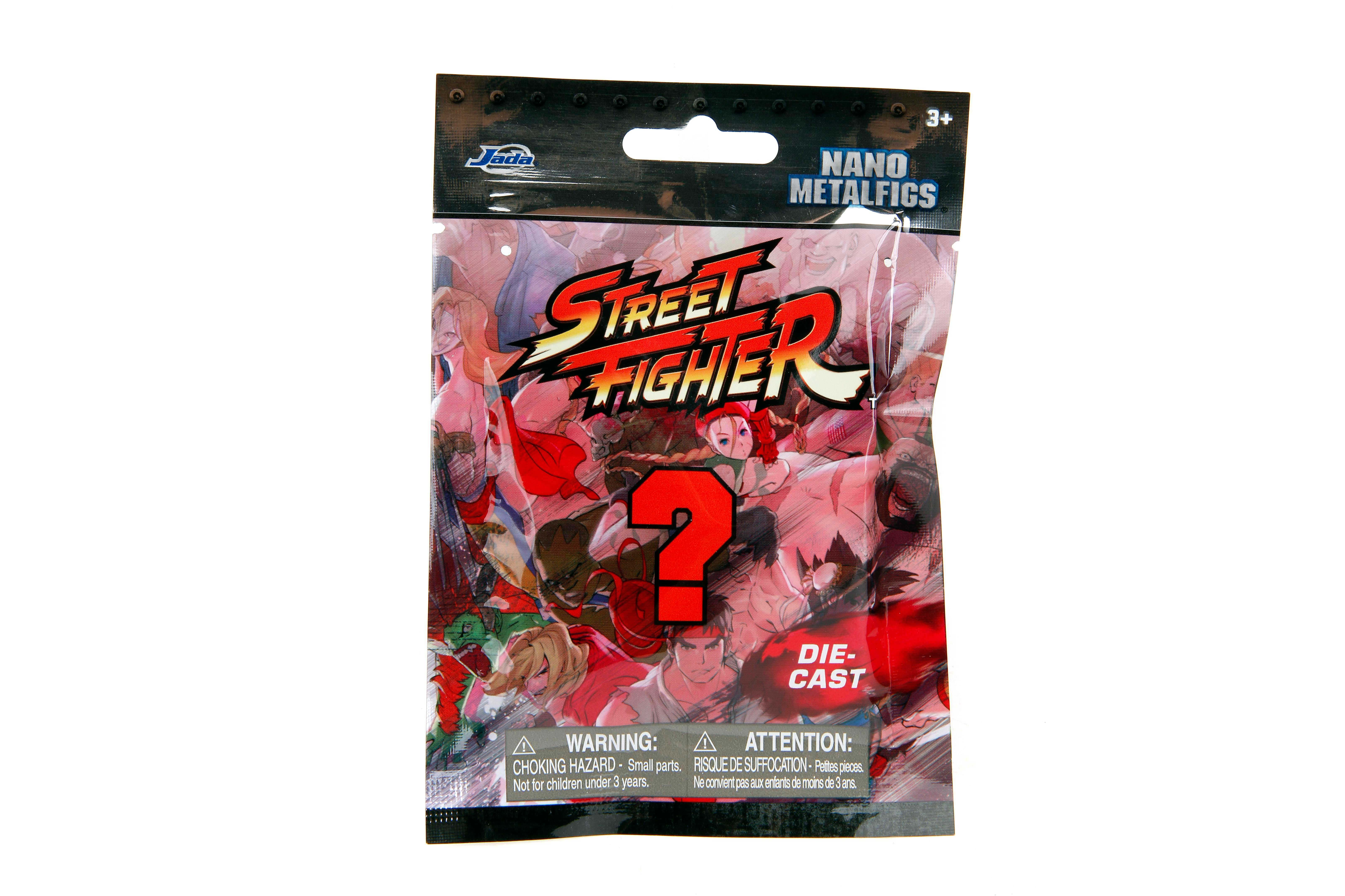 Eine Street Fighter Blind Bag. Die Tasche ist mit einem roten Fragezeichen versiegelt. Der Hintergrund hat Charakterkunst.