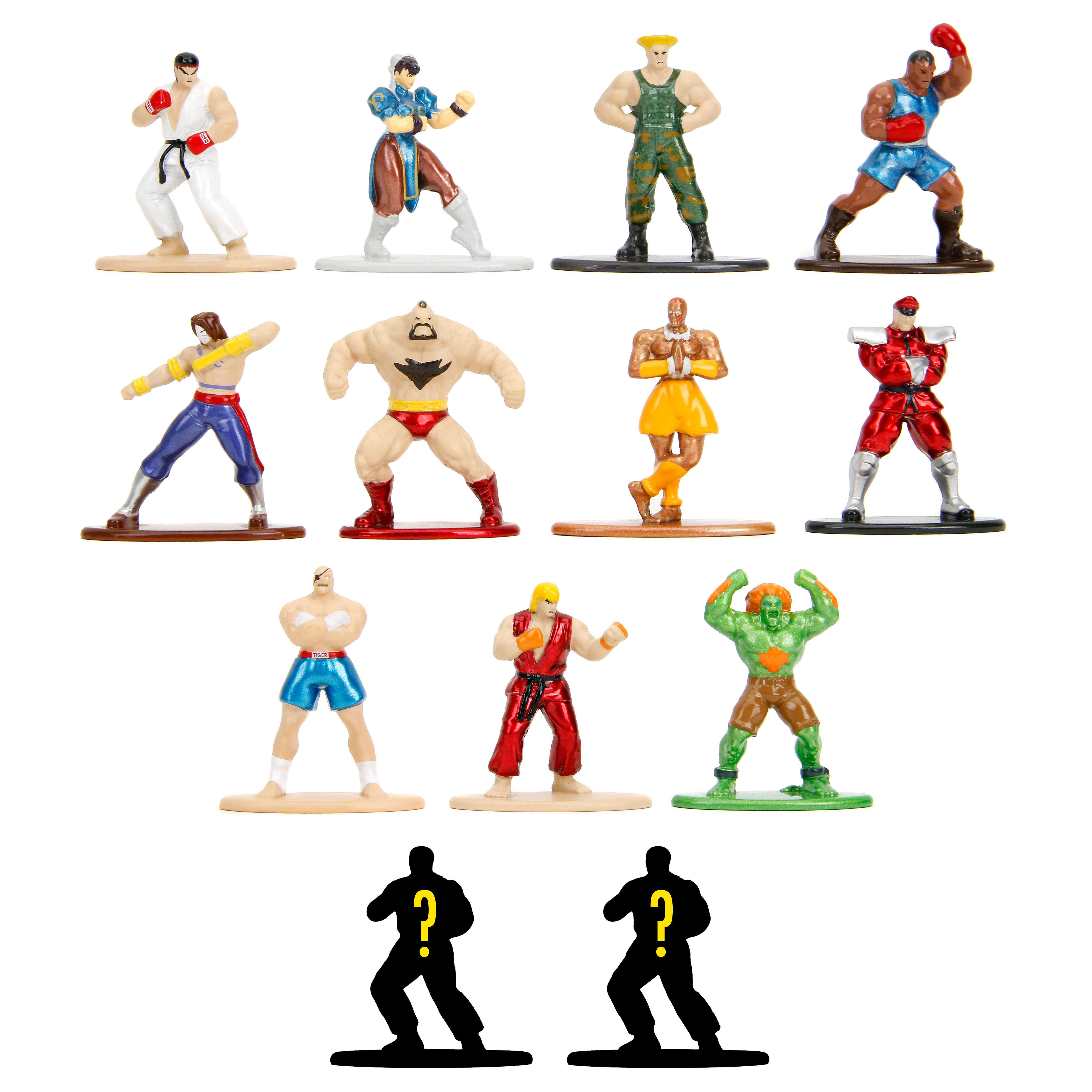 Sammlung von Street Fighter-Figuren. Zwölf Charaktere stehen auf weißen Sockeln.
