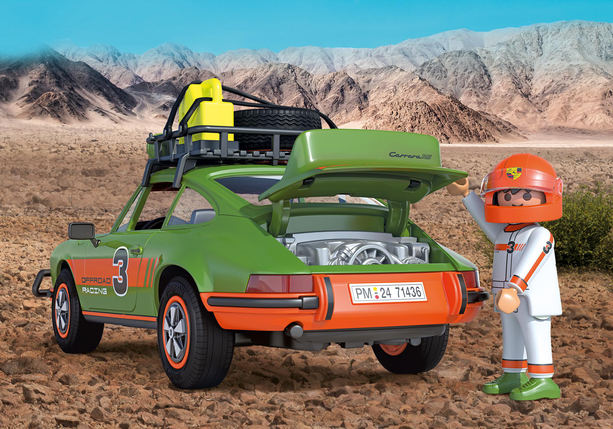 Grünes und oranges Spielzeugauto mit offener Motorhaube, eine Figur steht daneben in einer Wüstenlandschaft.