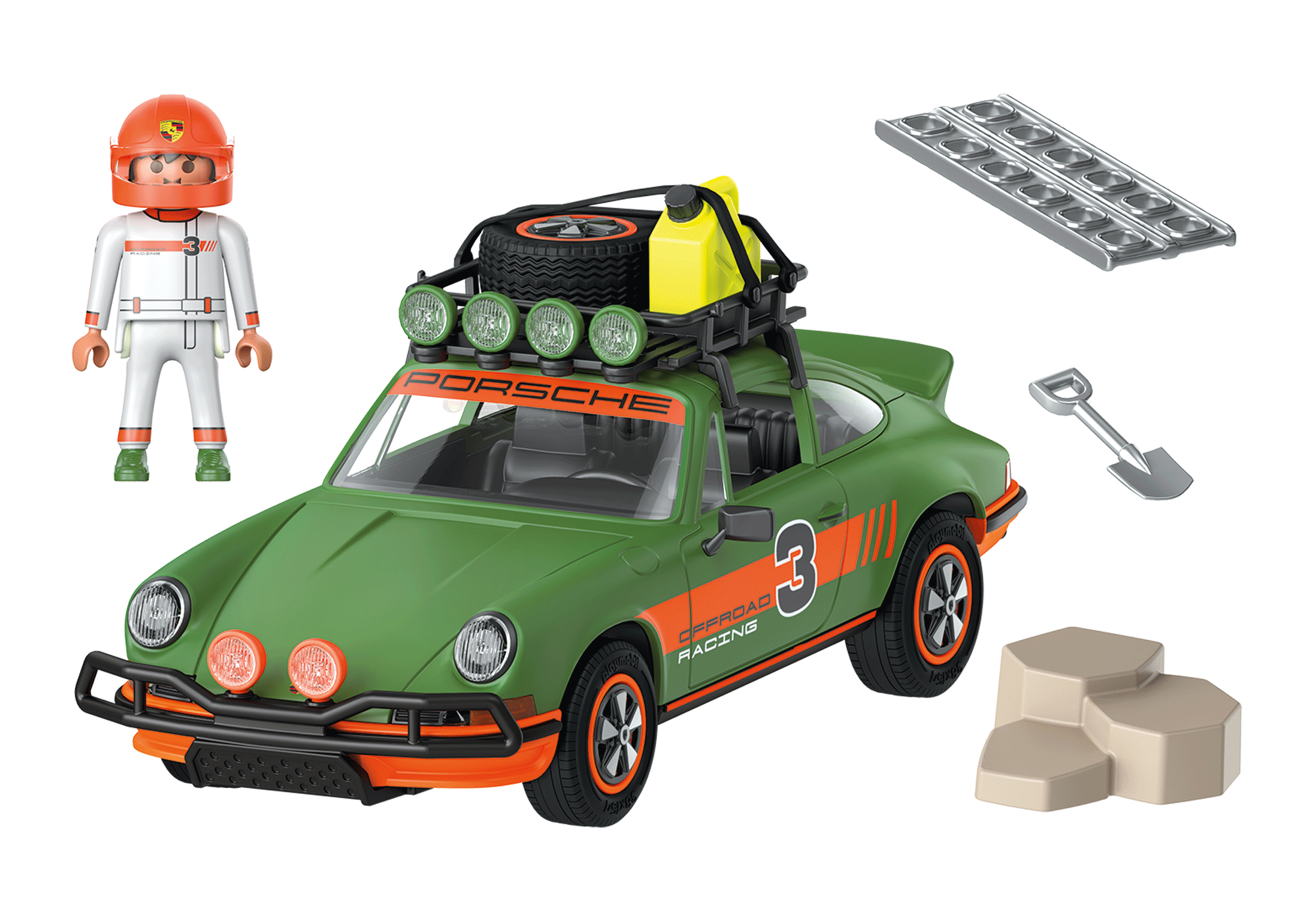Grünes Porsche-Rallyeauto-Spielzeug mit Figur und Zubehör. Schwarze Reifen. Weißer Hintergrund.