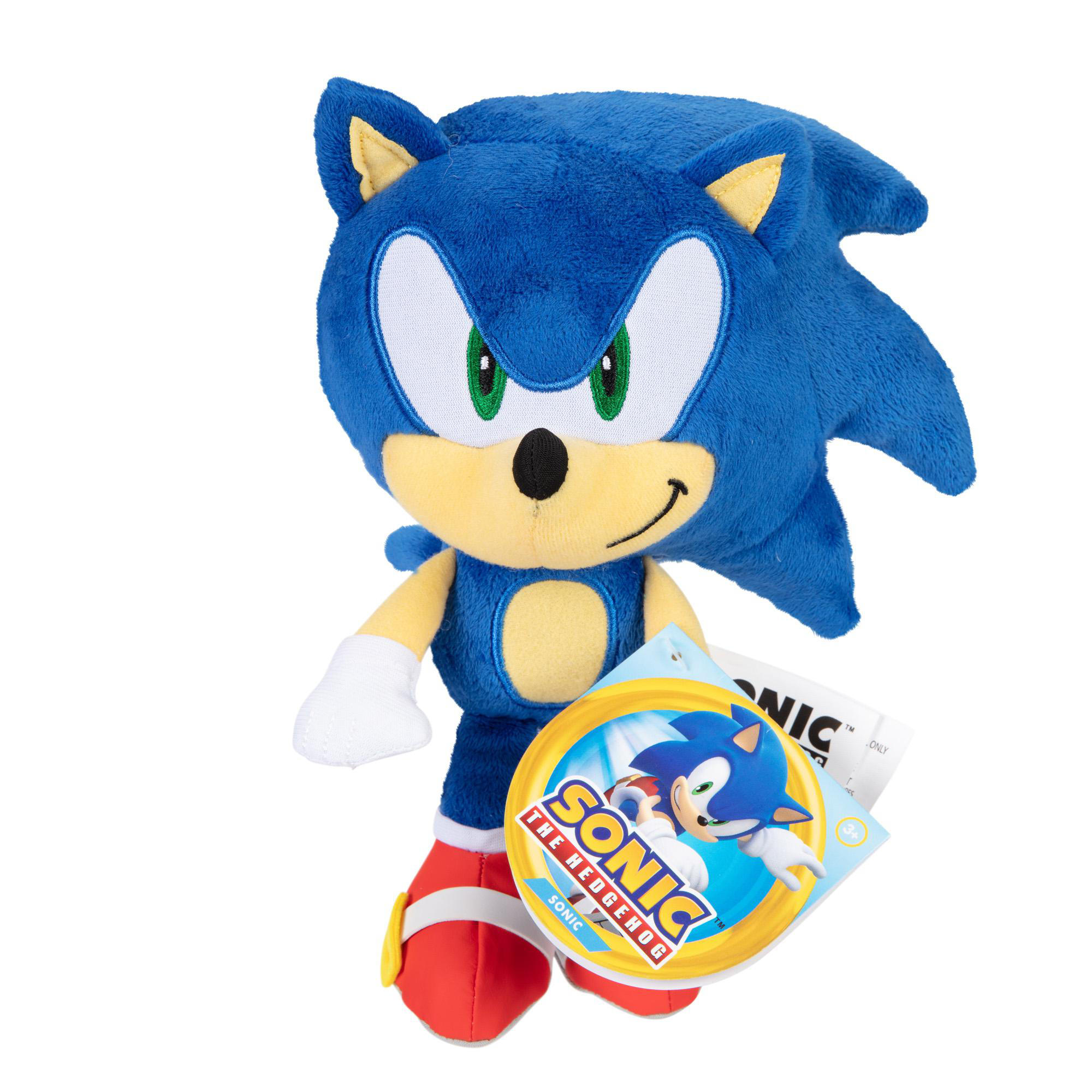 Ein blaues Sonic the Hedgehog Plüschtier hält ein Etikett mit Sonics Bild und dem Sonic-Logo.