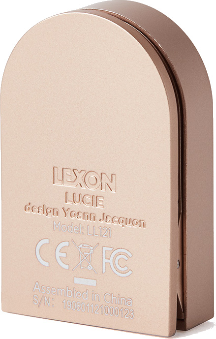 Różowo-złota przenośna ładowarka Lexon Lucie ze szczegółami produktu i certyfikatami z tyłu.