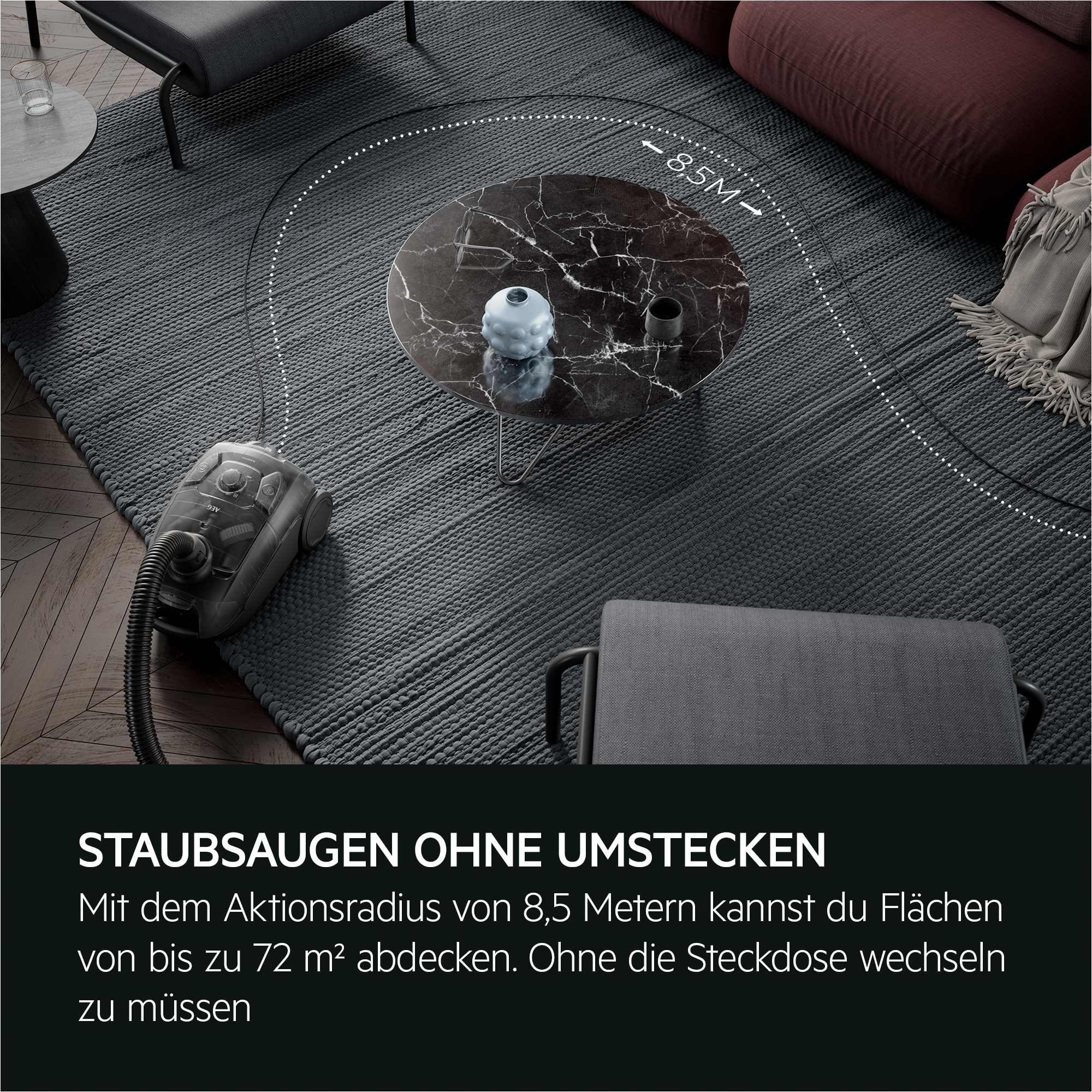 Staubsauger auf grauem Teppich mit Tisch und Text über Reichweite.