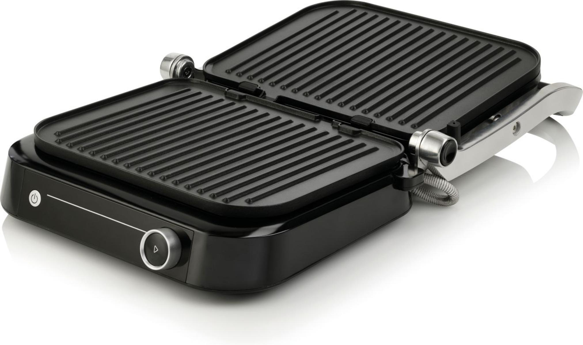Egy fekete elektromos grill, nyitva. A grill lapok feketék, párhuzamos bordákkal. Van egy vezérlőgomb.
