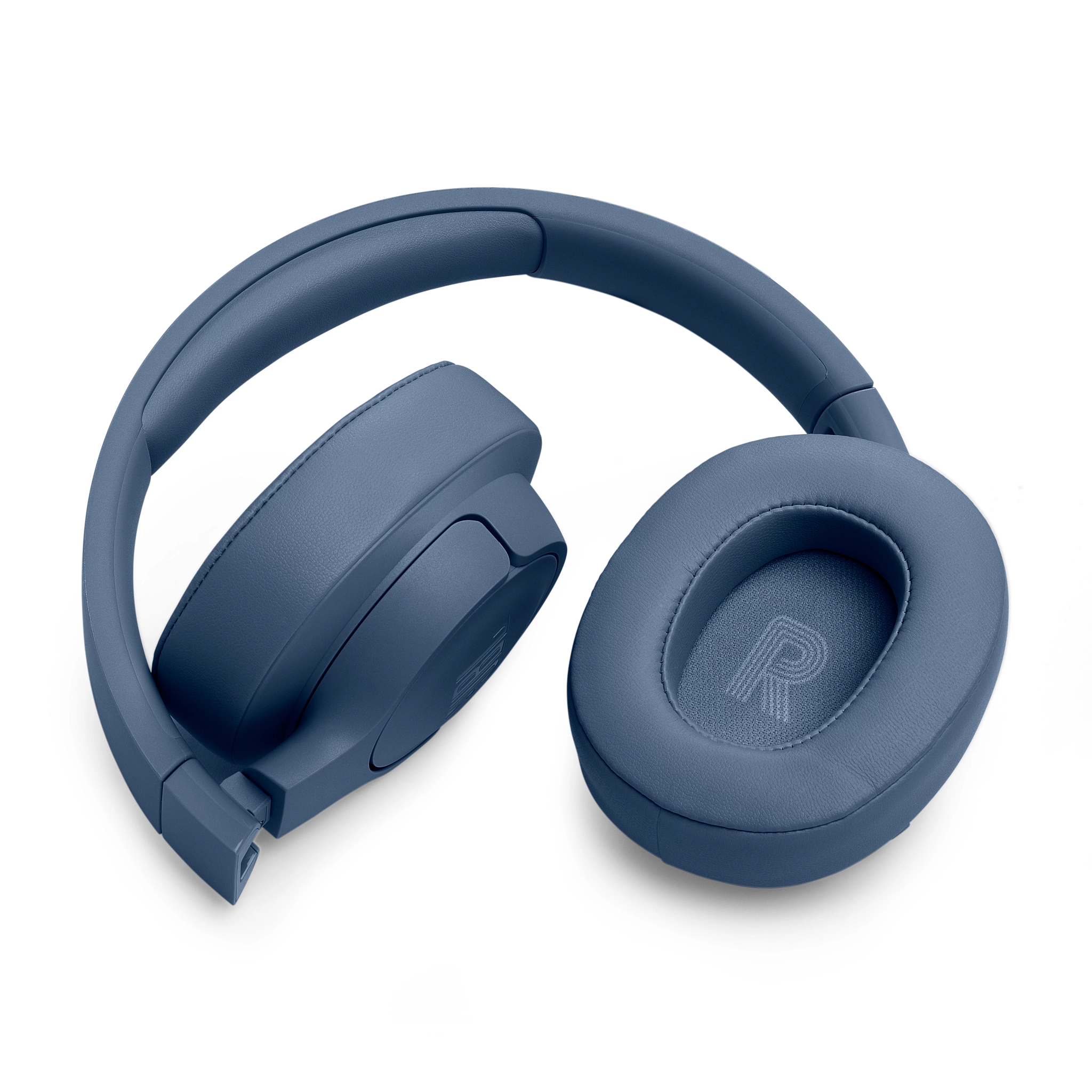 Blaue, geschlossene Over-Ear-Kopfhörer liegen auf einer weißen Oberfläche. Die Ohrmuscheln und der Bügel sind sichtbar.