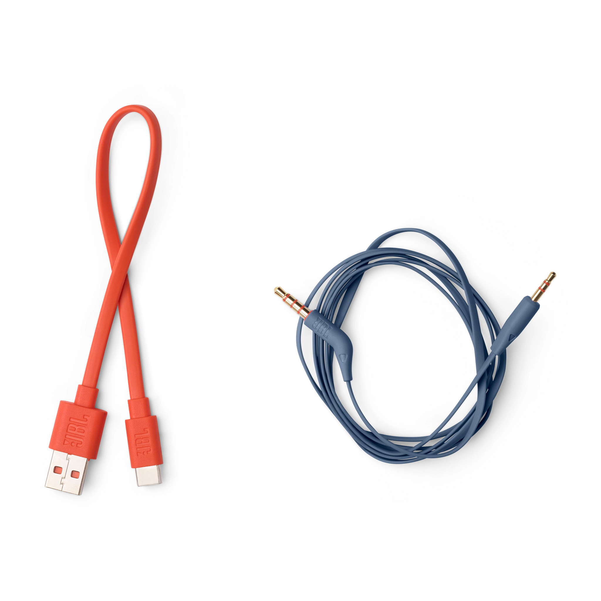 Zwei Kabel: ein rotes USB-C-Kabel und ein blaues 3,5-mm-Audiokabel. Beide auf weißem Hintergrund.