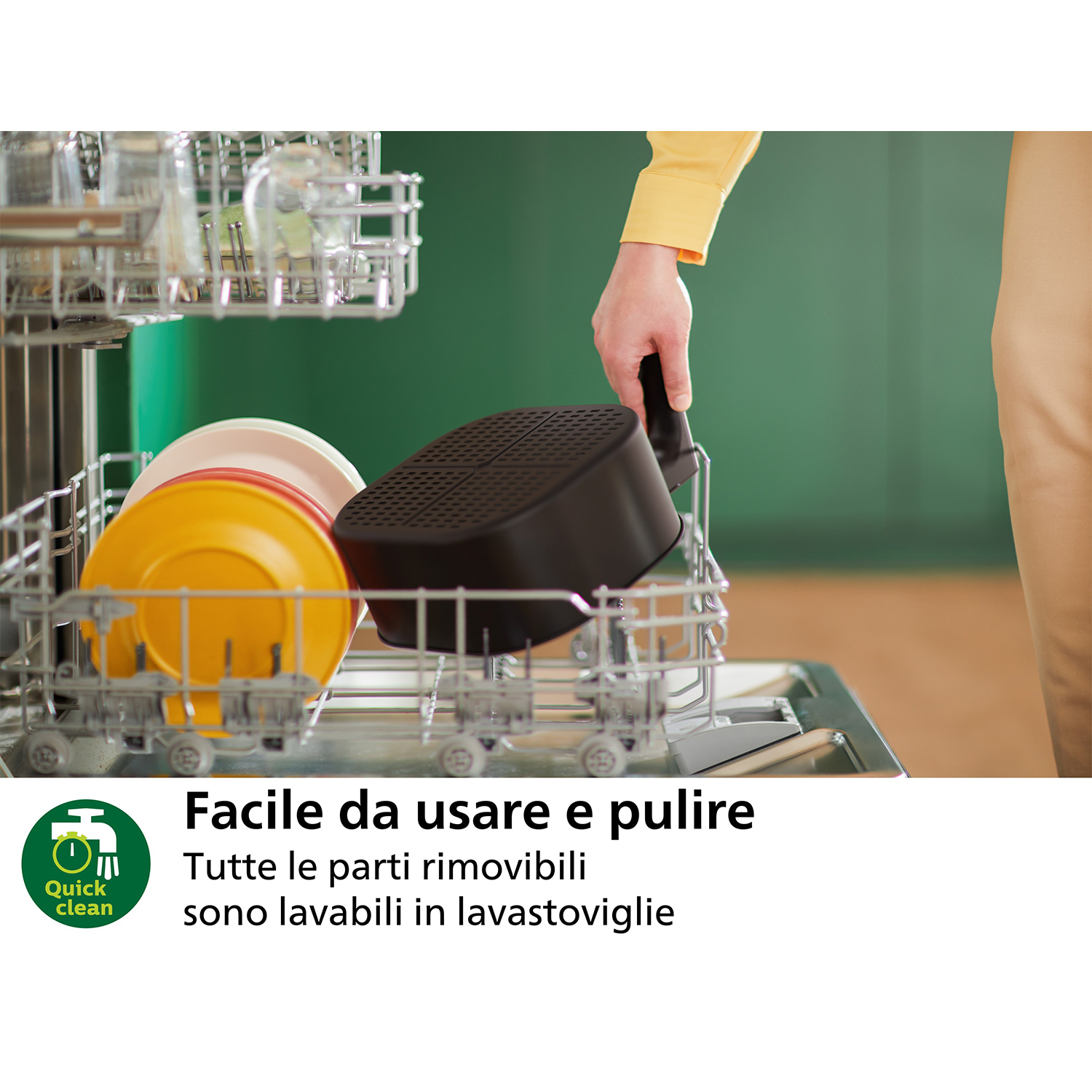 Una persona che rimuove un vassoio nero da una lavastoviglie. I piatti sono dentro. Testo in basso.