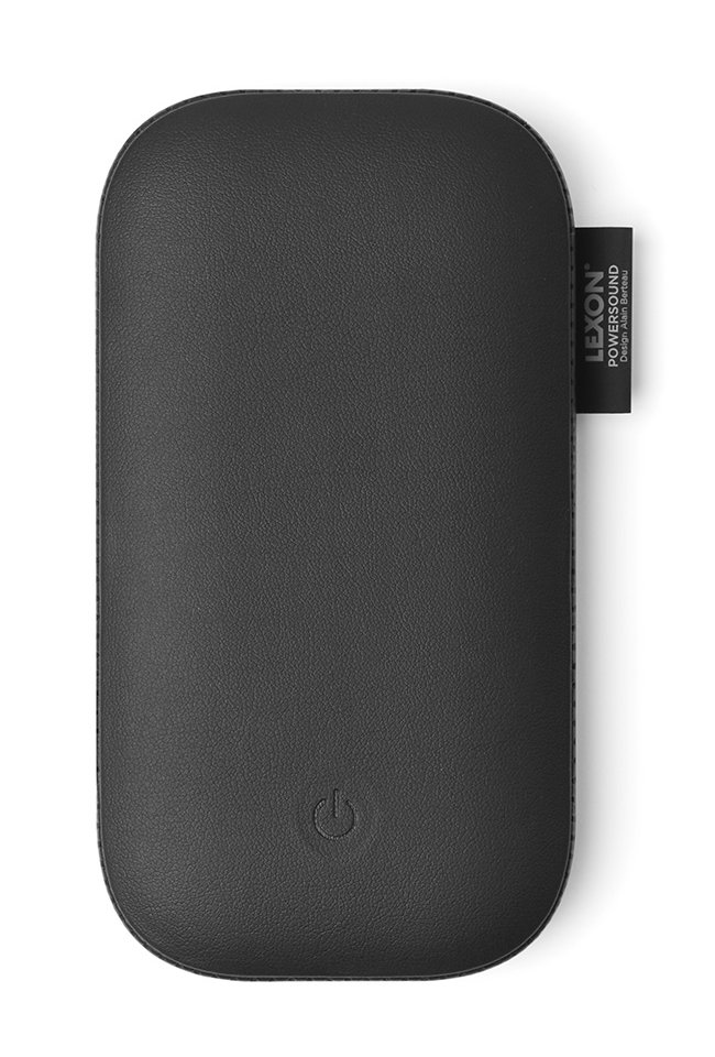 Czarny, skóropodobny głośnik Lexon Powersound. Widoczny przycisk zasilania. Izolowany na białym tle.