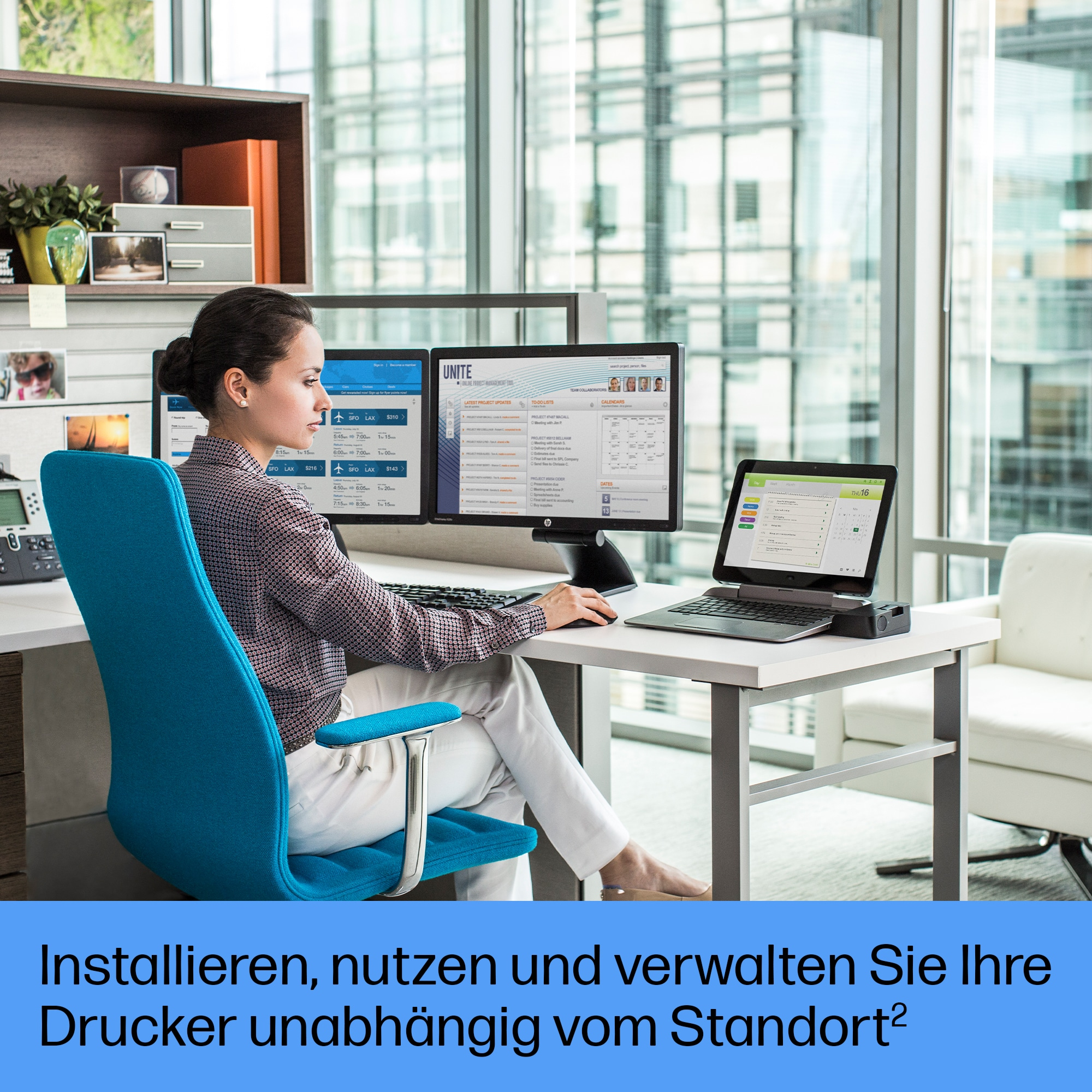 Une femme travaillant à un bureau moderne avec deux moniteurs et un ordinateur portable dans un bureau lumineux.