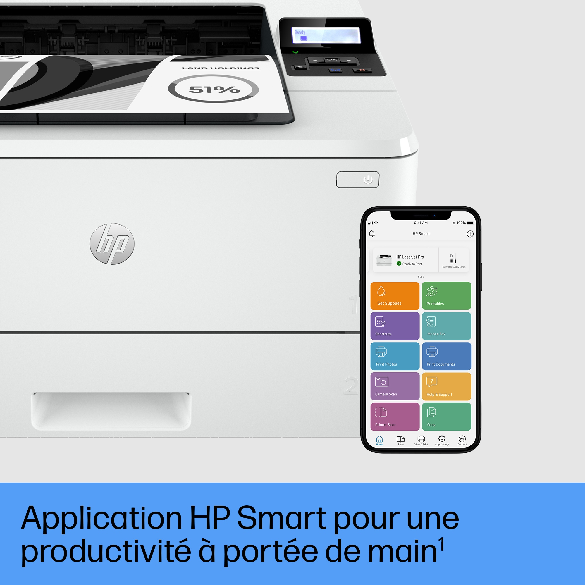 Une imprimante HP blanche et un smartphone affichant l'application HP Smart sur fond clair.