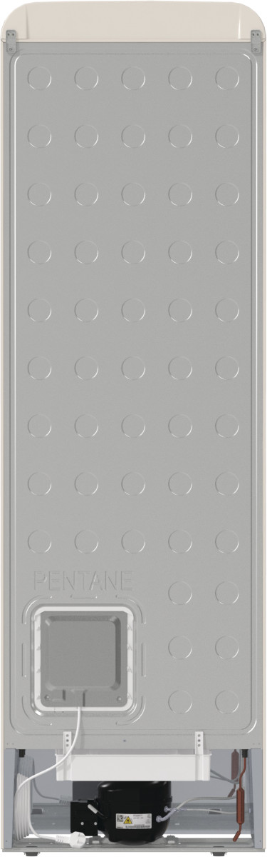 Widok z tyłu beżowej lodówki. Metalowy tył z przegrodą na dole.