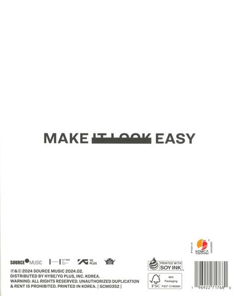 Ein weißer Bucheinband mit den Worten „MAKE IT LOOK EASY“ in großen, schwarzen Buchstaben. Der Boden hat Text.
