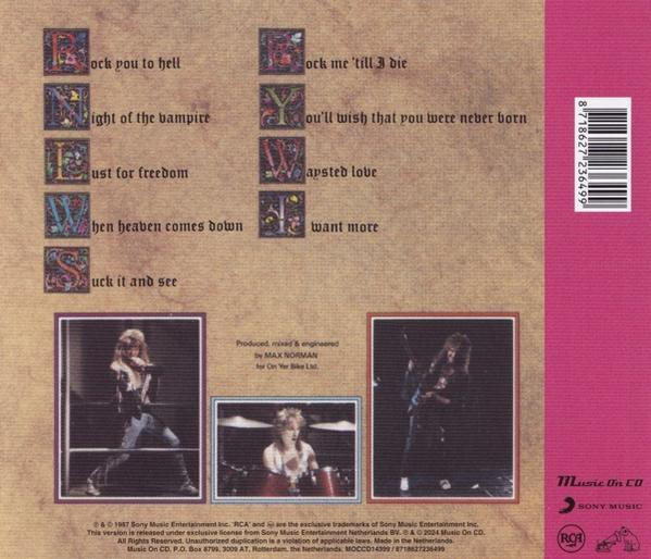 Albumcover mit Text, einem Bandfoto und einem rosa Hintergrund.