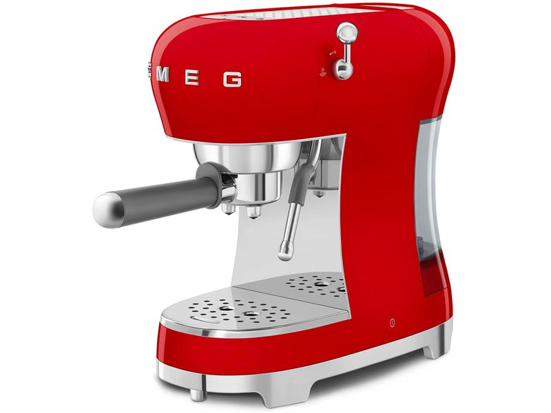 Rote SMEG Espressomaschine auf weißer Oberfläche, mit silbernen Akzenten und schwarzem Griff.