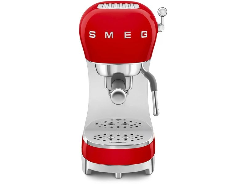 Rote Smeg Espressomaschine mit Chromakzenten auf weißer Oberfläche.