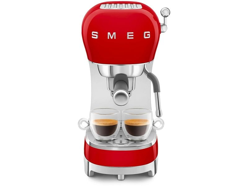 Rote Smeg Espressomaschine mit zwei Tassen Kaffee.