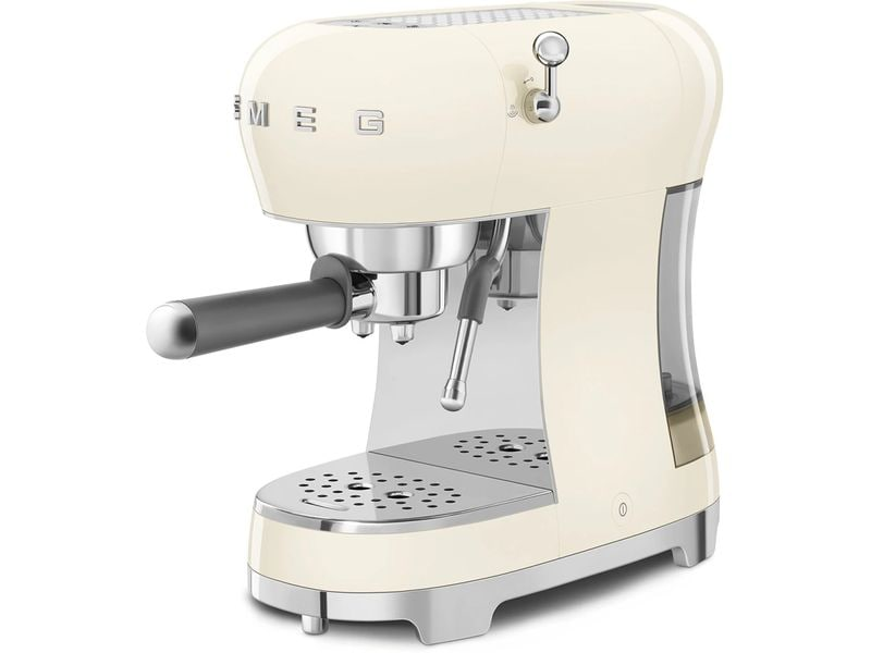 Cremefarbene SMEG Espressomaschine mit Chromakzenten, Siebträger und Wassertank.
