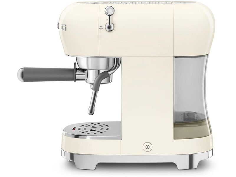 Cremefarbene Espressomaschine, Seitenansicht. Silberne Details und ein Wassertank sind sichtbar.