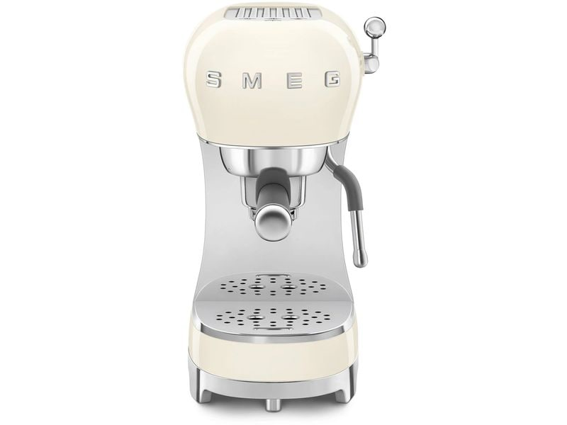 Cremefarbene Smeg Espressomaschine mit silbernen Akzenten. Die Maschine hat ein Retro-Design.