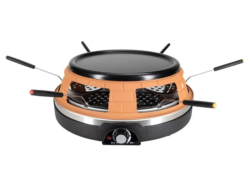 Ein Tisch-Raclette-Grill mit schwarzer Kochfläche, ziegelartigen, orangefarbenen Seiten und schwarzen Griffen für Käseschaber.