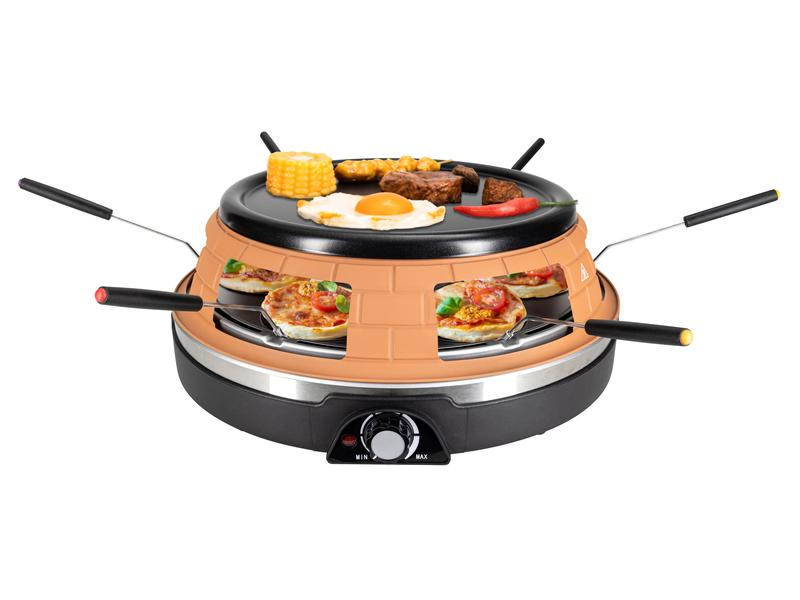 Raclette-Grill mit Essen: Pizza, Mais, Fleisch, Spiegelei und Pfeffer. Der Grill hat eine schwarze Oberseite und eine ziegelartige, orangefarbene Basis.