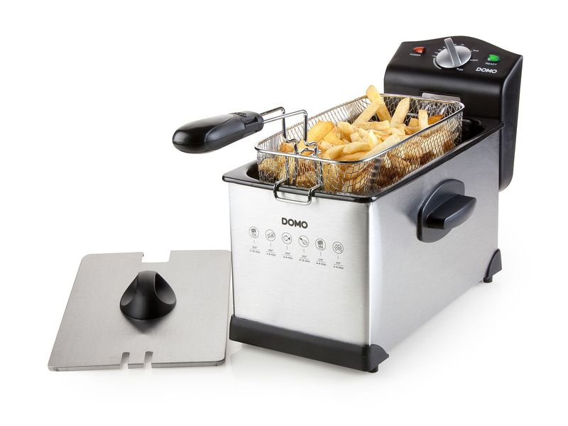 Una friggitrice in acciaio inossidabile con un cestello di patatine fritte e un coperchio.