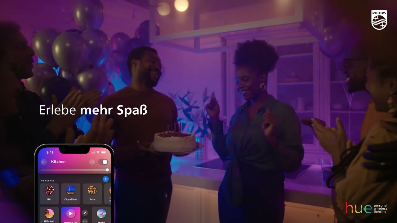 Leute feiern mit Kuchen. Ein Telefonbildschirm zeigt App-Steuerelemente.