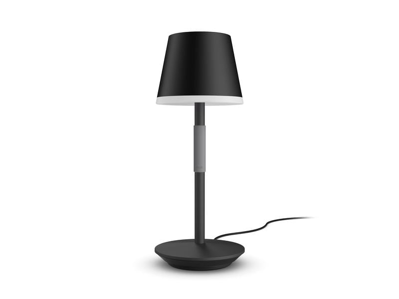 Eine Tischlampe mit schwarzem Schirm und Fuß und einem grauen Hals. Weißer Hintergrund.
