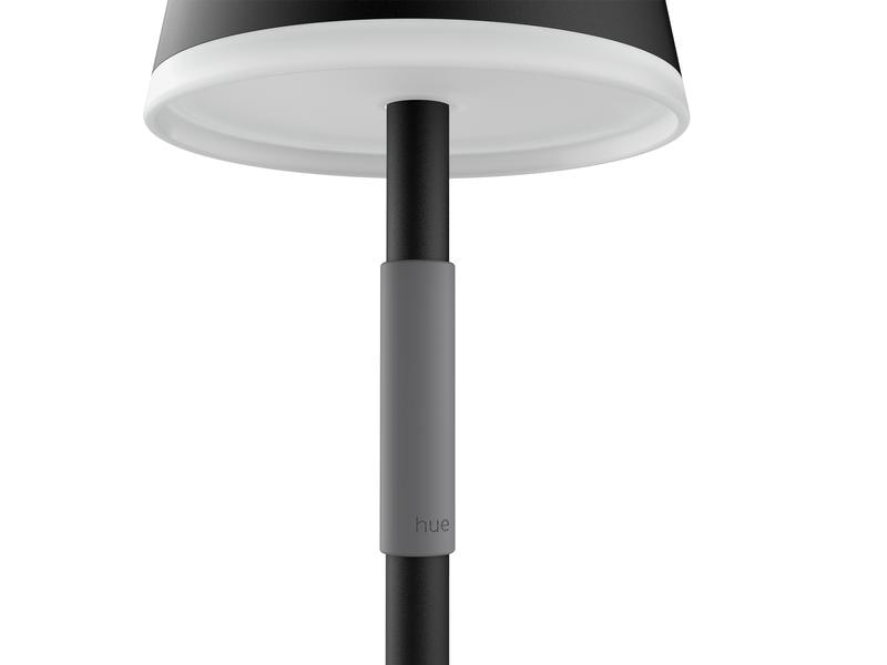 Nahaufnahme einer schwarzen Lampe mit grauem Band um den Pfahl und weißem Oberteil.