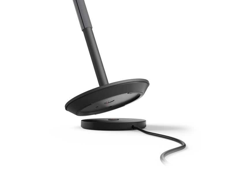 Schwarzer Lampenfuß und Lampenkopf mit Kabel, isoliert auf Weiß.