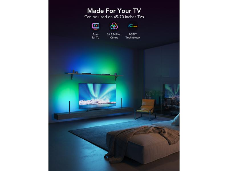 Wohnzimmer mit Fernseher. Der Fernseher befindet sich an einer Wand mit bunten Lichtern. Ein Sofa und ein Stuhl sind im Raum.