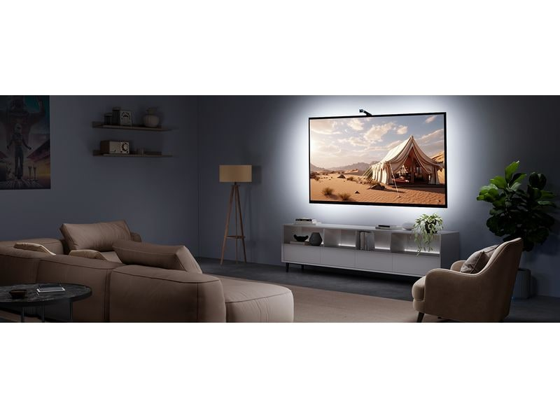 Modernes Wohnzimmer mit TV an der Wand und Umgebungsbeleuchtung.