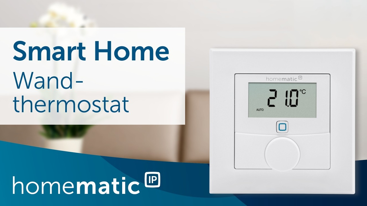Ein weißer Smart Home Wandthermostat an einer Wand, mit Display und Drehregler.