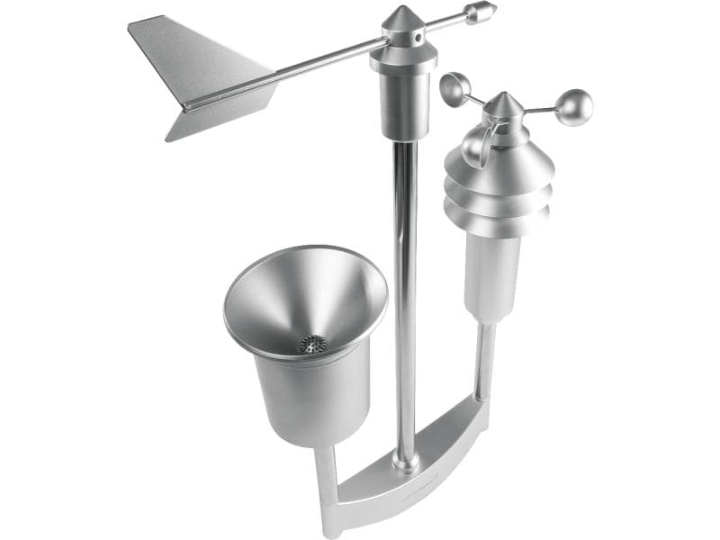 Eine silberne Wetterstation mit Windfahne, Regenmesser und Anemometer auf weißem Hintergrund.