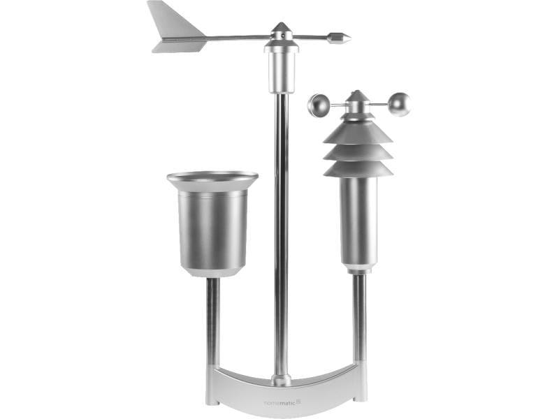 Silberne Wetterstation mit Windfahne, Regenmesser und Sensoren auf einem weißen Hintergrund.
