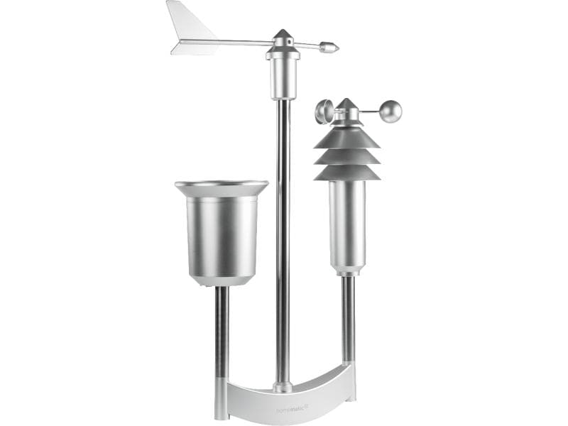 Eine silberne Wetterstation mit Windfahne und Regenmesser auf weißem Hintergrund.